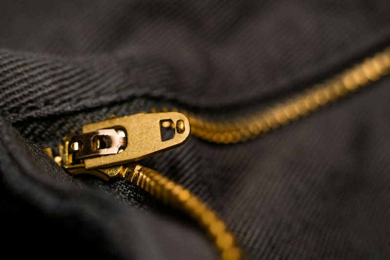 Te enseñamos dos formas sencillas de reparar tus cremalleras en casa y en solo minutos. Créditos: Unsplash.