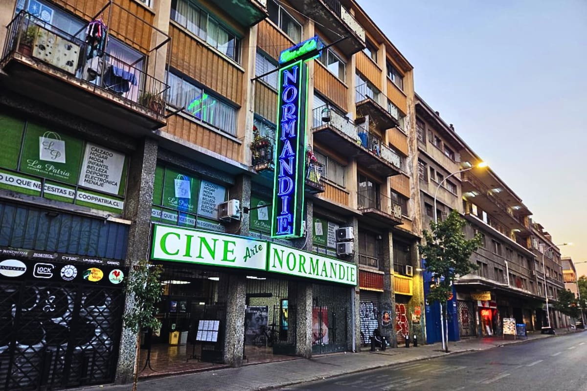Una de las reconocidas salas de películas artísticas que tiene Santiago y Encartelera. Foto: Normandie.