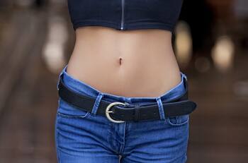 Rutina mañanera de sólo 2 ejercicios simples para conseguir una cintura de avispa