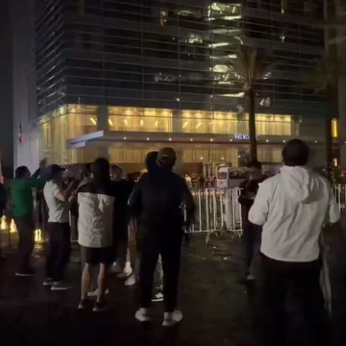 VIDEO | Hinchas de México repiten sucia maniobra ochentera: tiraron pirotecnia afuera del hotel de Inglaterra