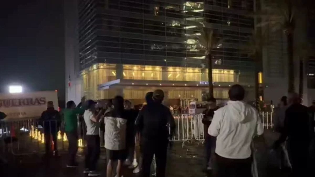 VIDEO | Hinchas de México repiten sucia maniobra ochentera: tiraron pirotecnia afuera del hotel de Inglaterra