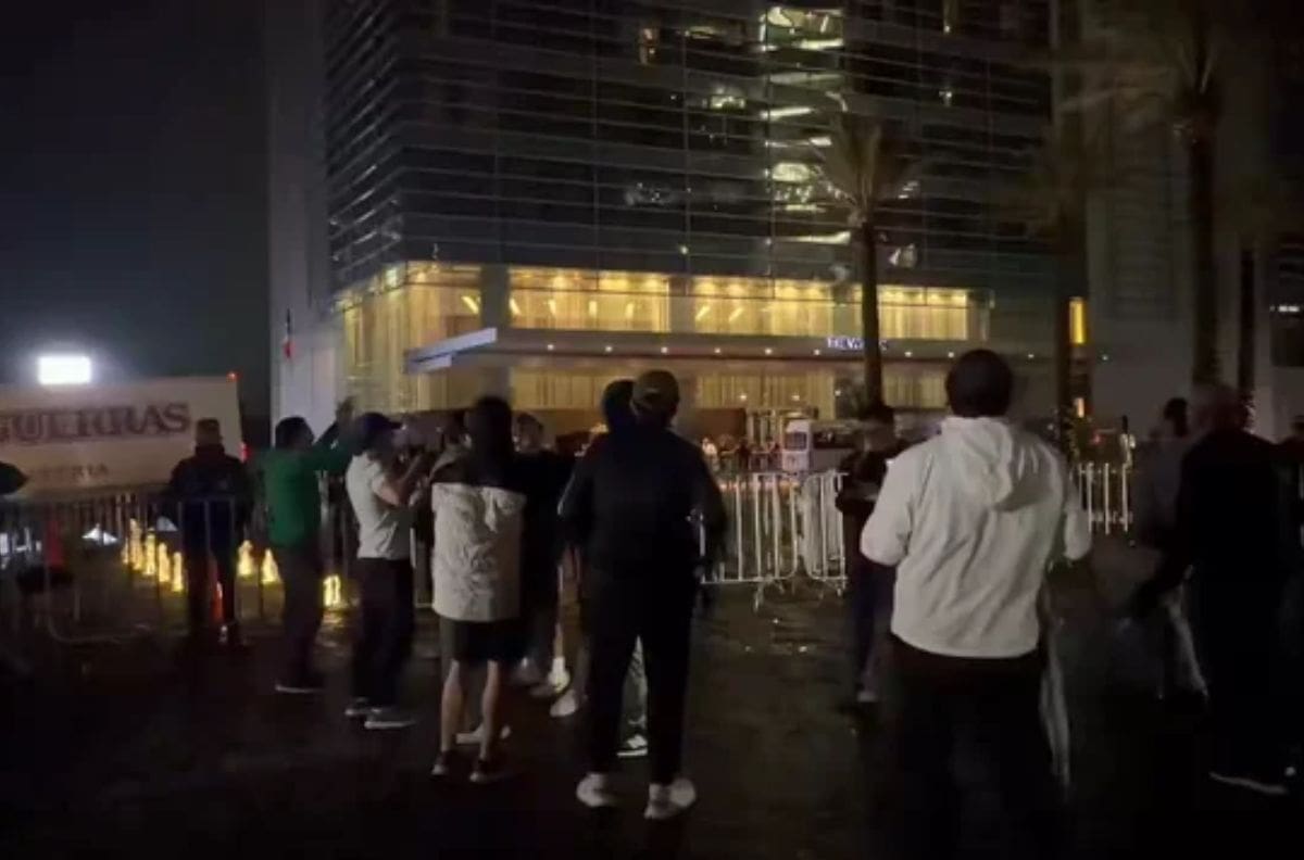 VIDEO | Hinchas de México repiten sucia maniobra ochentera: tiraron pirotecnia afuera del hotel de Inglaterra