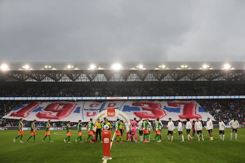 La UC vuelve a presentarse en su nuevo estadio. Foto: Agencia Aton.