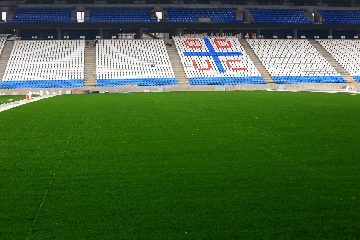 Así luce la cancha del nuevo estadio de la UC. Foto: Agencia Aton.