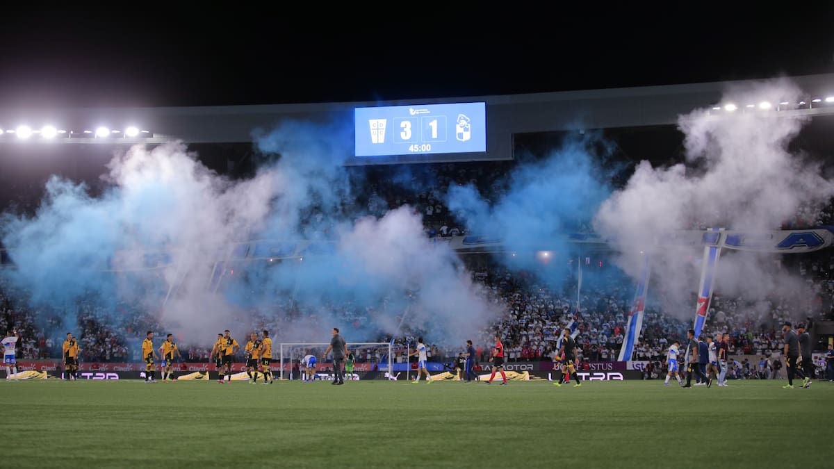 Implacable: la UC castiga con seis años de derecho de admisión a hincha que lanzó un objeto en el Claro Arena