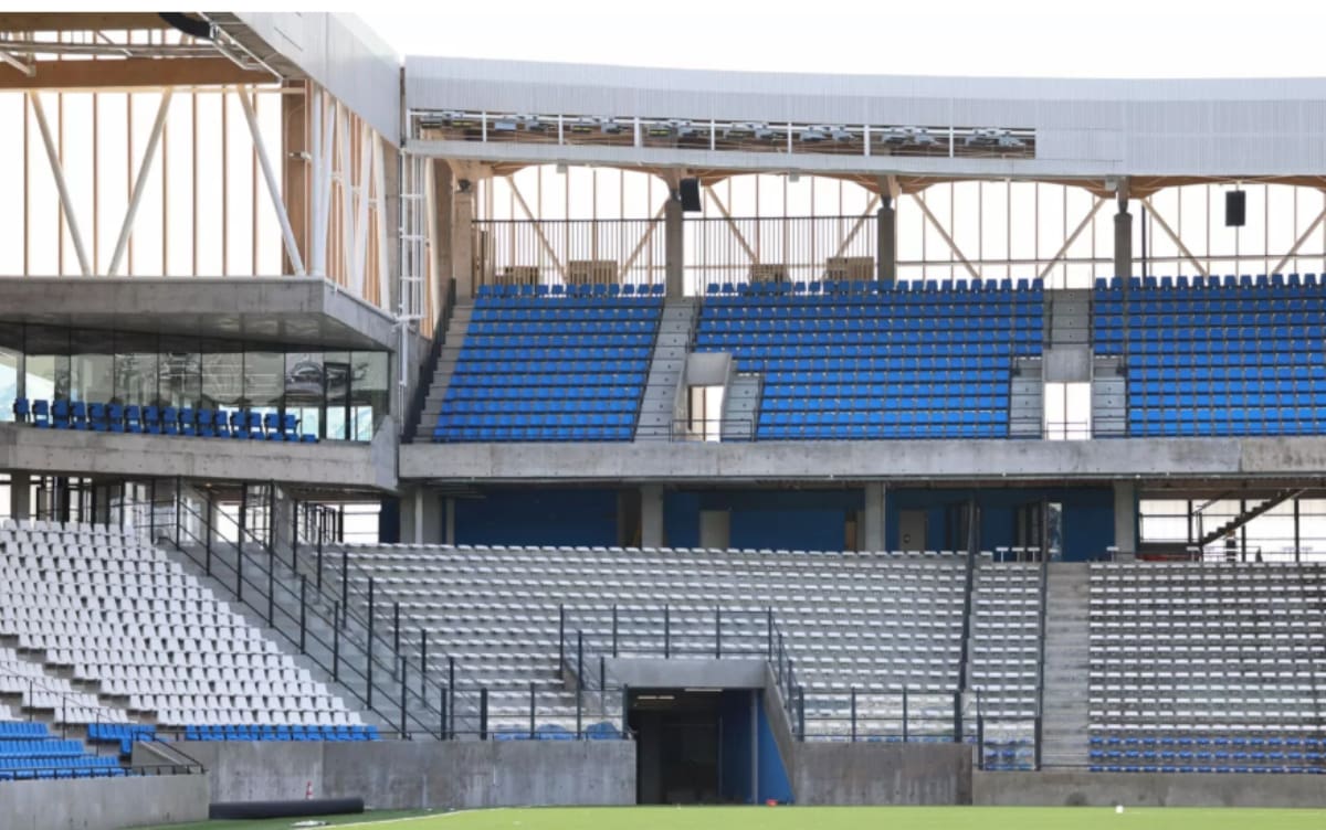 . Sector visitante en el nuevo estadio de la UC. Foto: Comunicaciones Cruzados.
