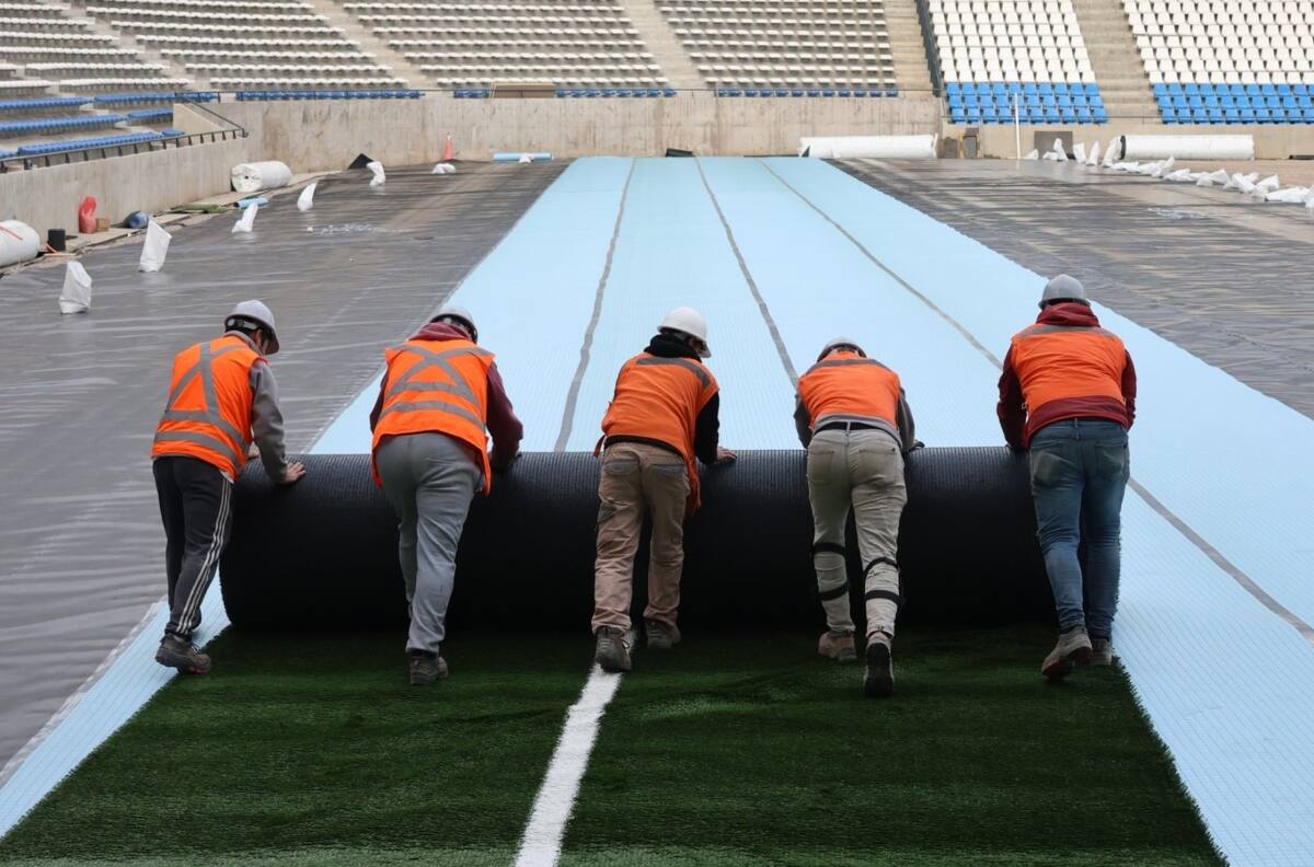 . Ya se instala el nuevo césped de la UC. Foto: Comunicaciones Cruzados.