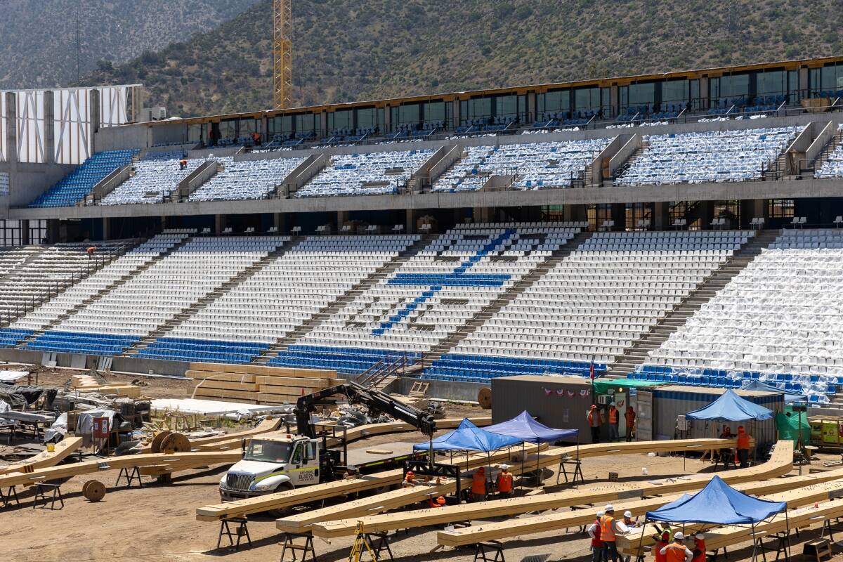 está en construcción y, mientras la UC no tiene estadio para jugar, el recinto ya tiene agendados tres conciertos. Foto: Felipe Escobedo.