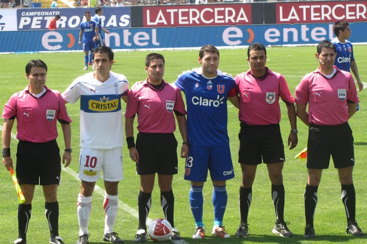 Milovan Mirosevic y José Rojas, los capitanes del primer partido oficial UC vs. La U jugado en San Carlos de Apoquindo.