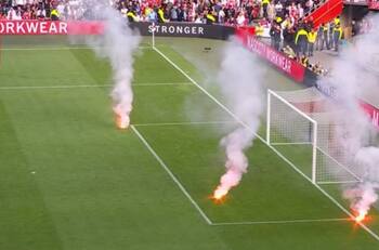 VIDEO | Y en la sección “En Europa no pasa”: Superclásico suspendido por lanzamiento de bengalas a la cancha