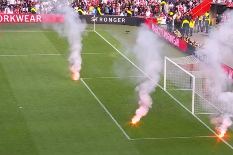 El partido entre el Ajax y el Feyenoord se suspendió por los desmanes de los hinchas locales.