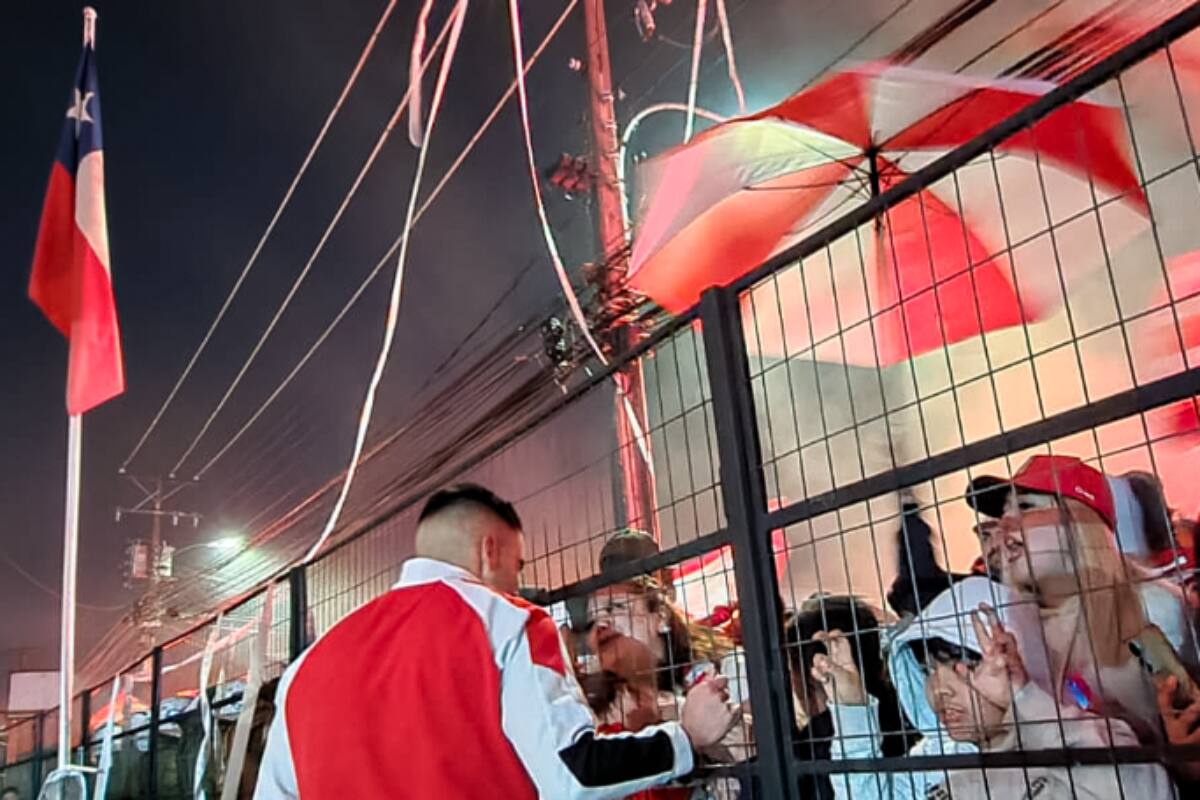 Hinchas de Curicó Unido llegaron anoche a entregarle su apoyo a los jugadores en el banderazo previo al Clásico con Rangers. (Foto: @CuricoUnidoCDP)
