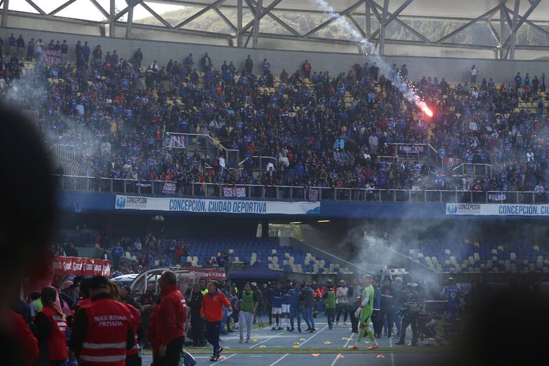 El Clásico Universitario debió ser suspendido por los graves incidentes en el Estadio Ester Roa de Concepción. (Foto: Agencia Aton)