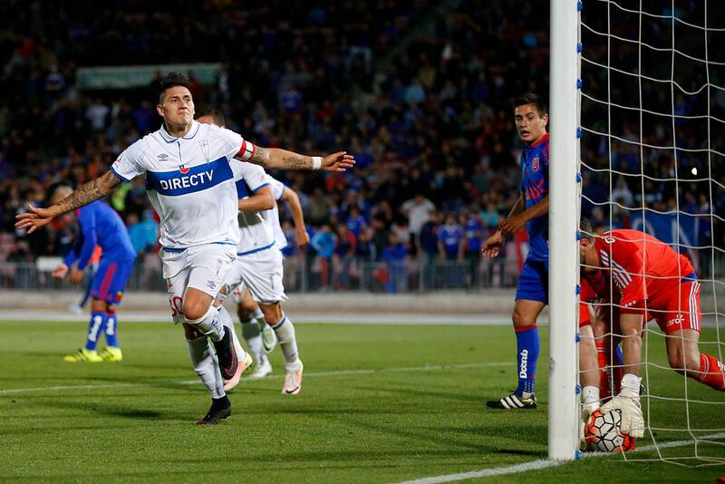 Nicolás Castillo adelantó el partido entre la U y la UC. Foto: Aton.