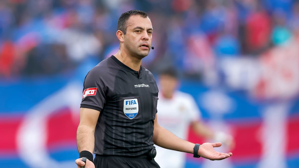 La UC ganó con él y la U sufrió polémico cobro en contra: el árbitro que dirigirá el Clásico Universitario