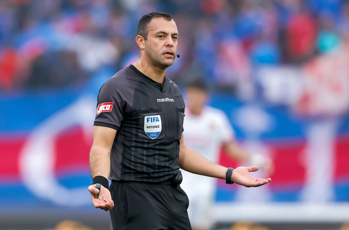 La UC ganó con él y la U sufrió polémico cobro en contra: el árbitro que dirigirá el Clásico Universitario
