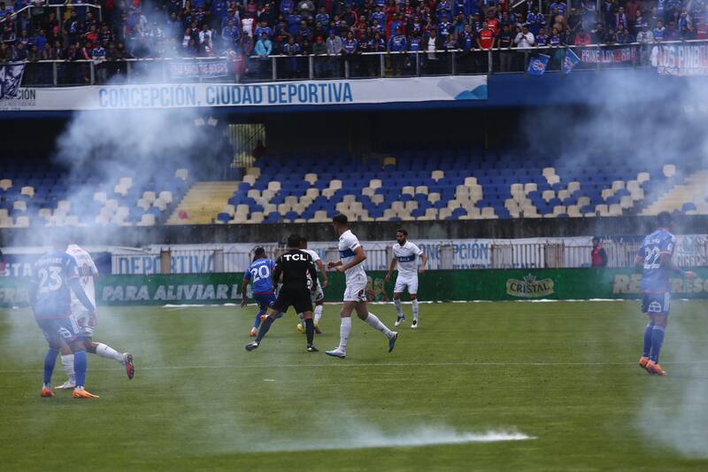 Los incidentes en el Estadio Ester Roa obligaron a suspender el encuentro a los 31 minutos. Foto: Agencia Aton.