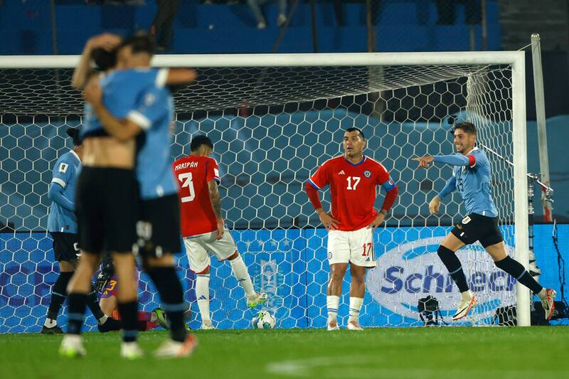 Uruguay celebra un gol contra La Roja, una imagen clásica de las visitas chilenas a Montevideo. Foto: Aton.