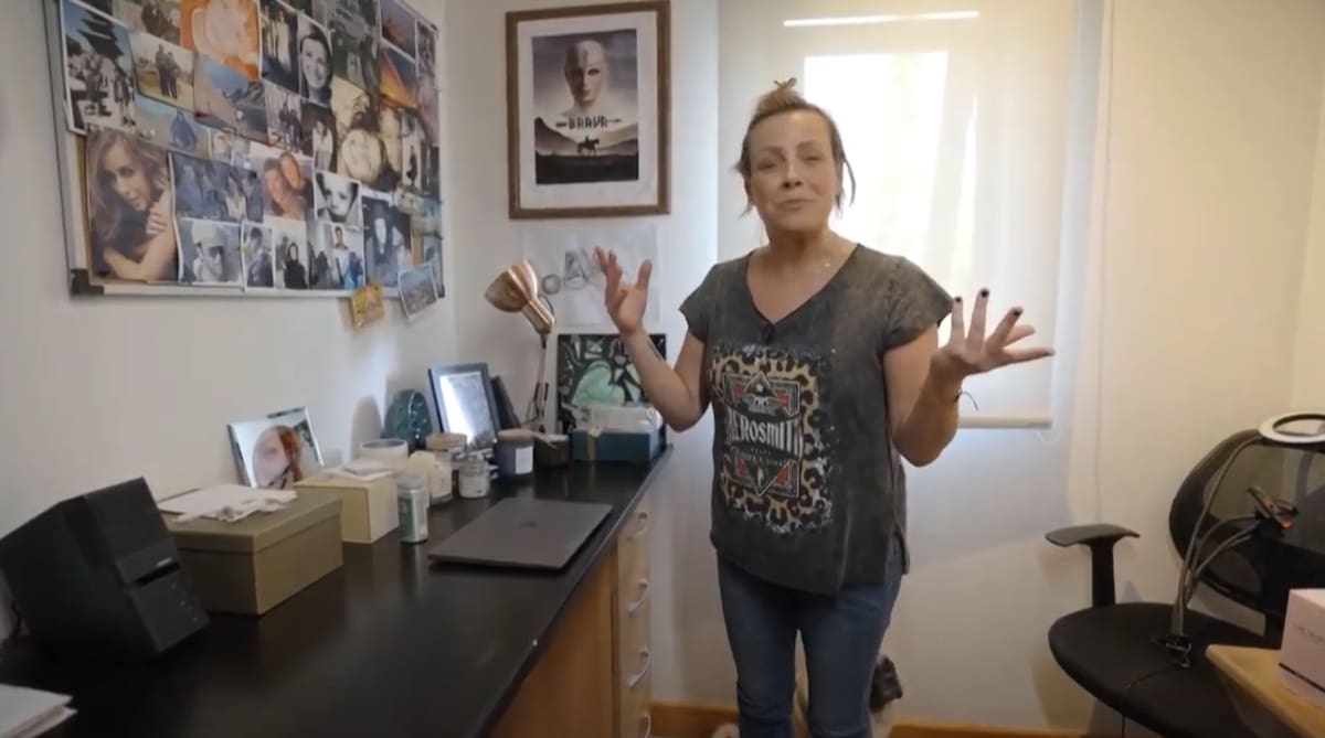 Claudia Conserva mostró su oficina. Créditos: Pantallazo CHV