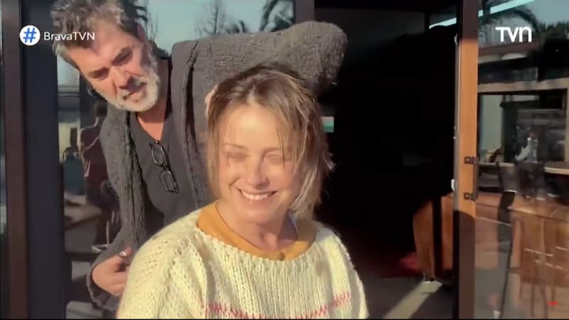 Claudia Conserva se corta el pelo