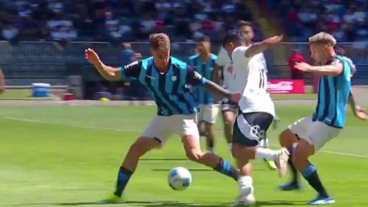 ¿Lo toca? El dudoso penal que le cobraron a Colo Colo contra Huachipato