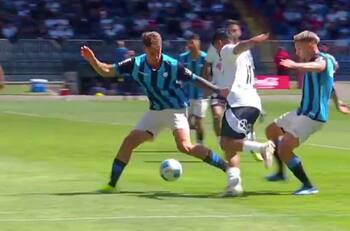 ¿Lo toca? El dudoso penal que le cobraron a Colo Colo contra Huachipato