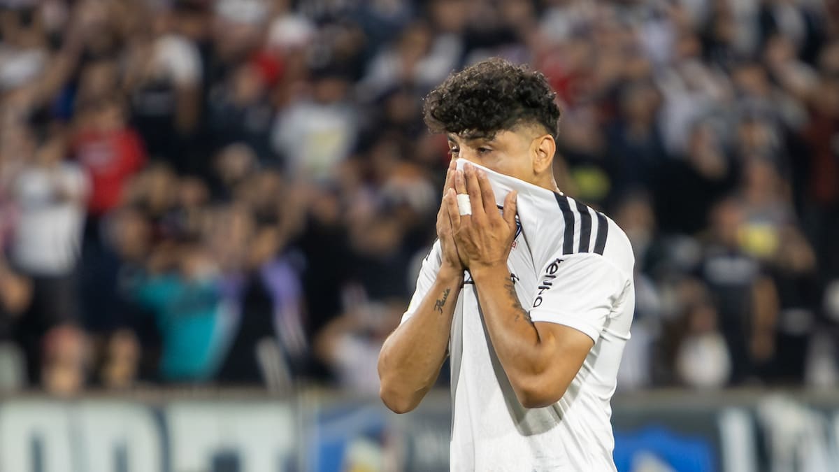 Duro panorama para Claudio Aquino en Colo-Colo: Podría estar hasta dos meses fuera de las canchas