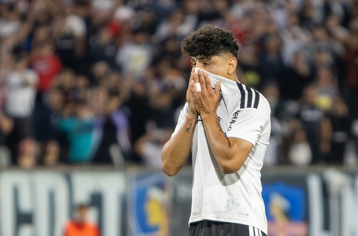 Duro panorama para Claudio Aquino en Colo-Colo: Podría estar hasta dos meses fuera de las canchas