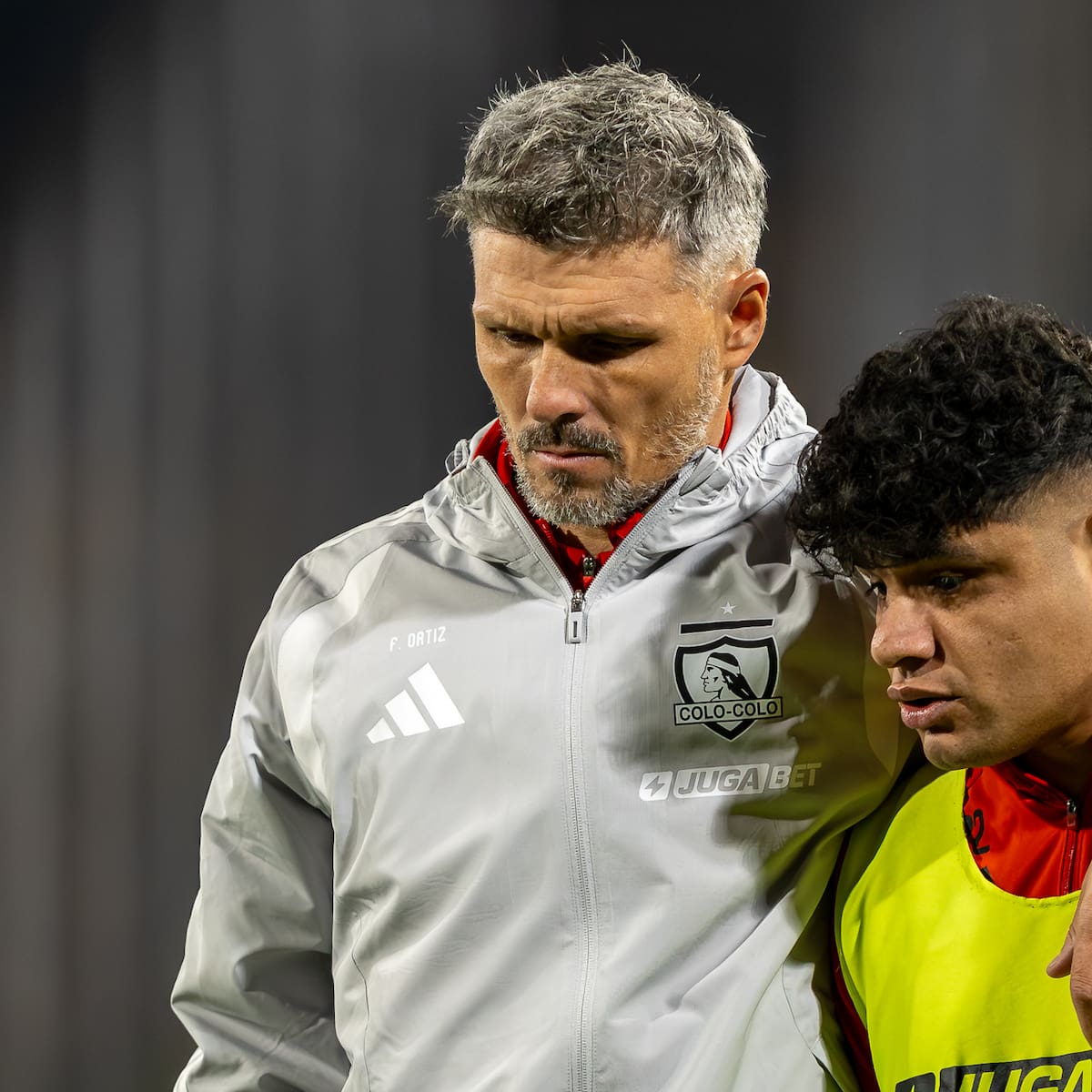 Sigue el calvario de Claudio Aquino en Colo Colo y se acerca su salida: “Está un peldaño más abajo que sus compañeros”