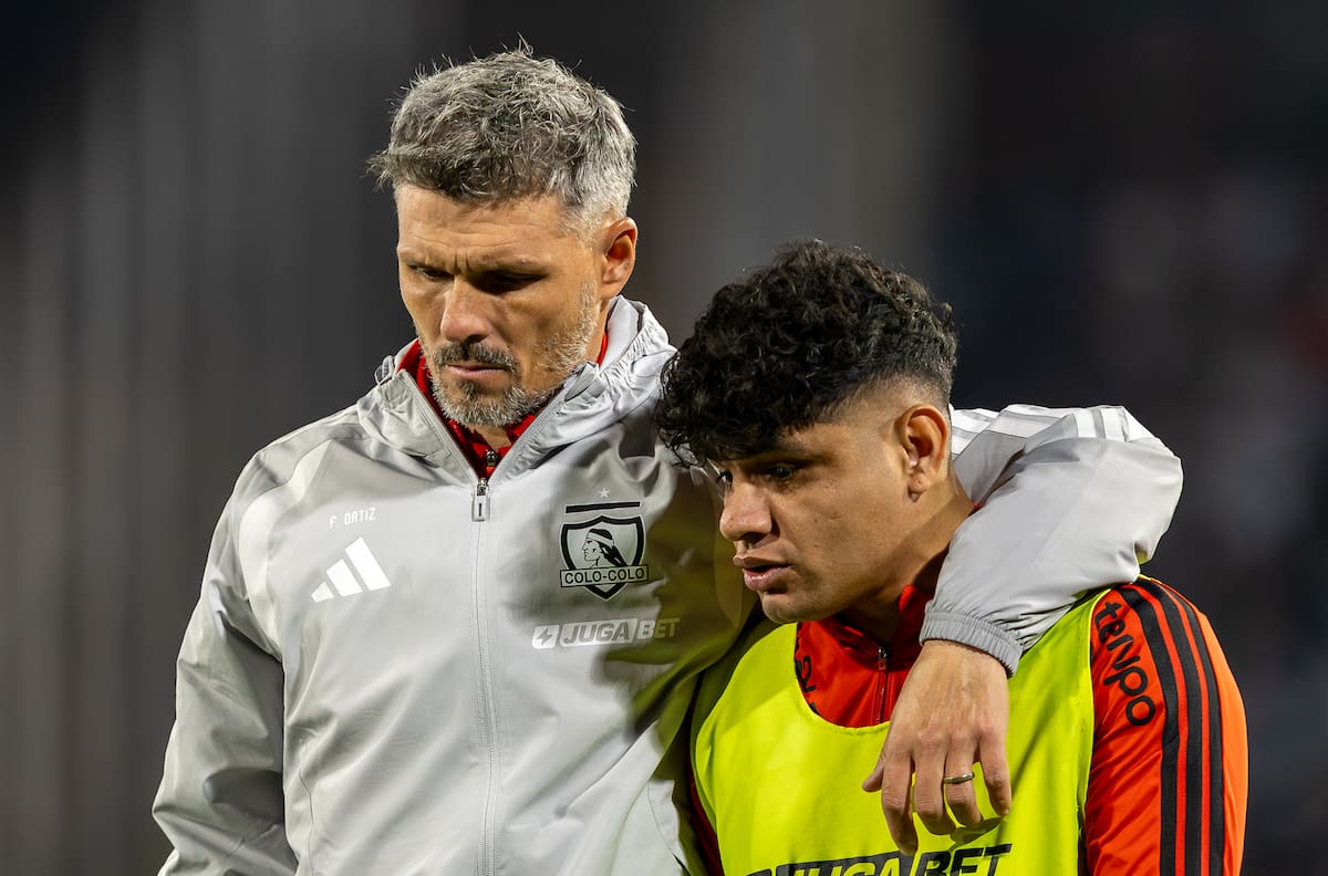 Sigue el calvario de Claudio Aquino en Colo Colo y se acerca su salida: “Está un peldaño más abajo que sus compañeros”