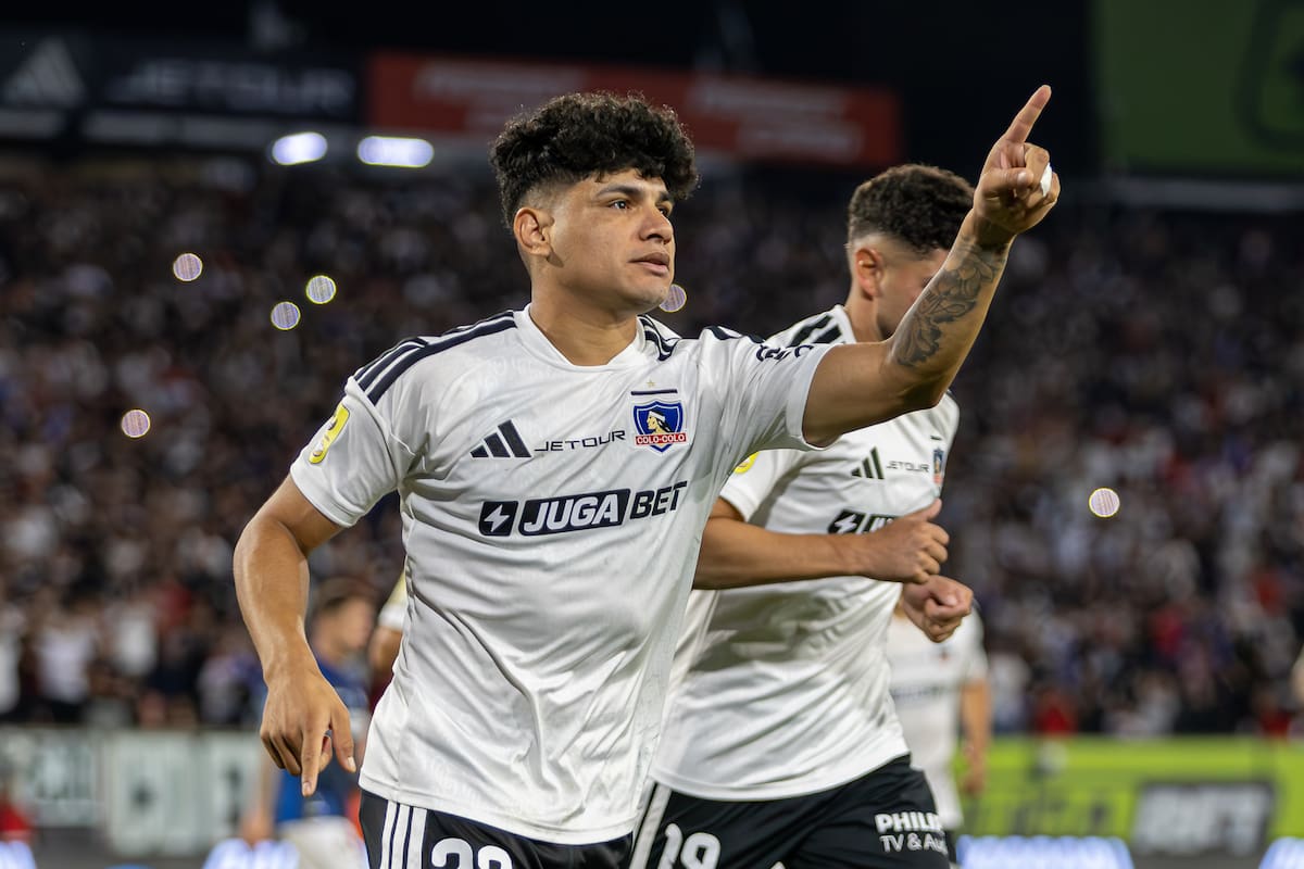 El volante celebrando su gol en Colo-Colo. Foto: Felipe Escobedo/En Cancha