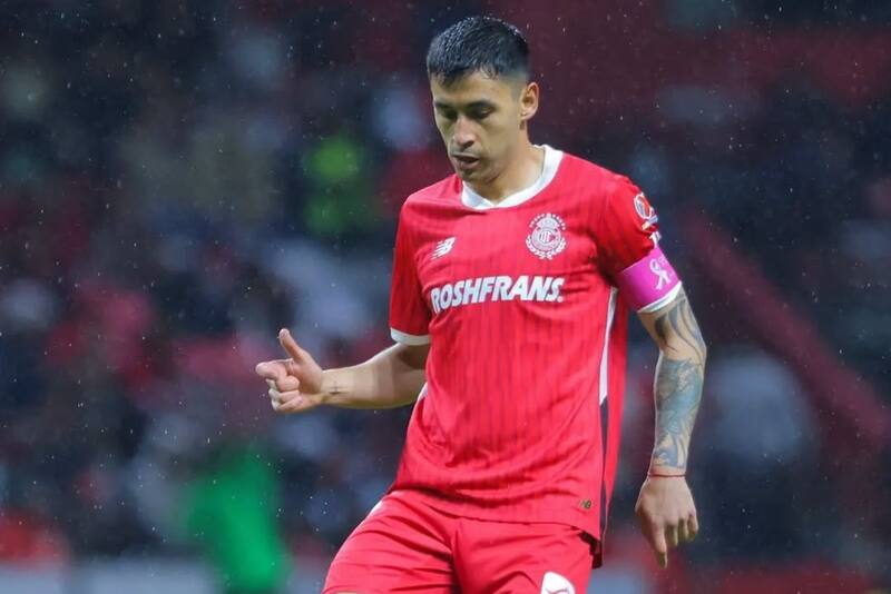 es titular indiscutido y capitán en el Toluca.