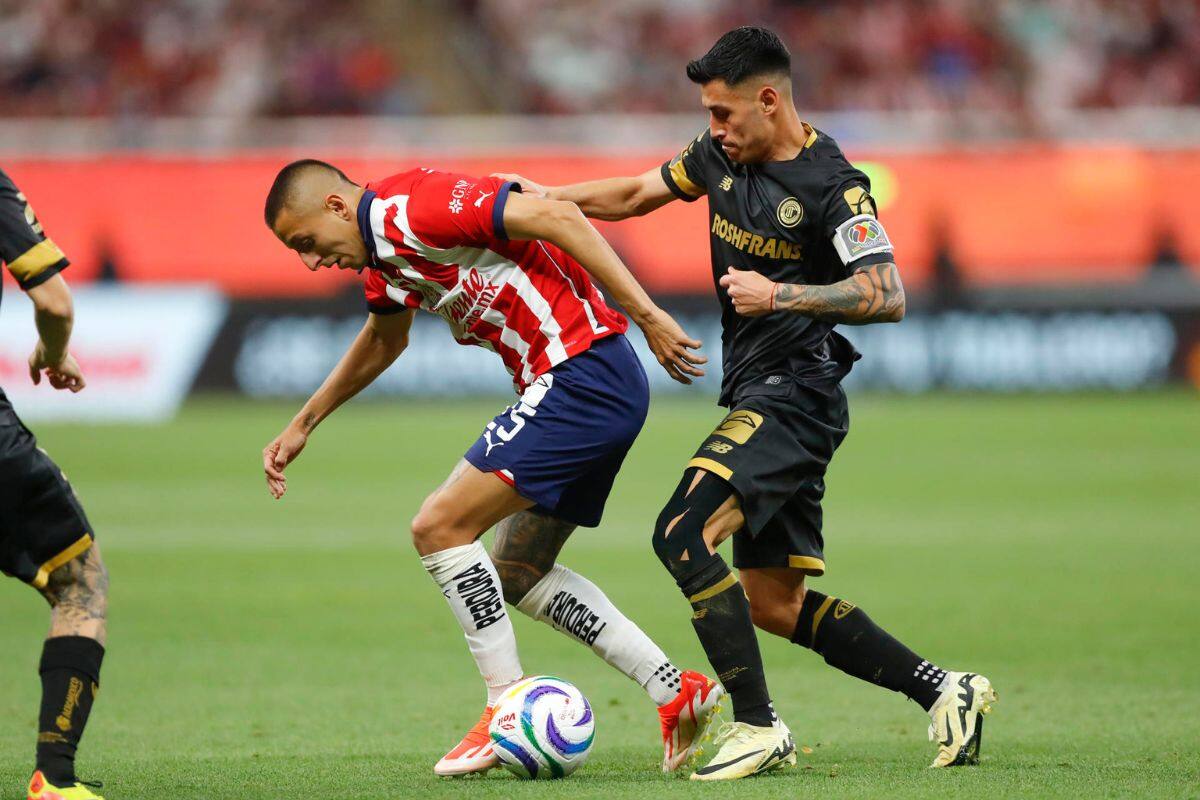 disputando un balón en la Liga MX con la camiseta de Toluca.