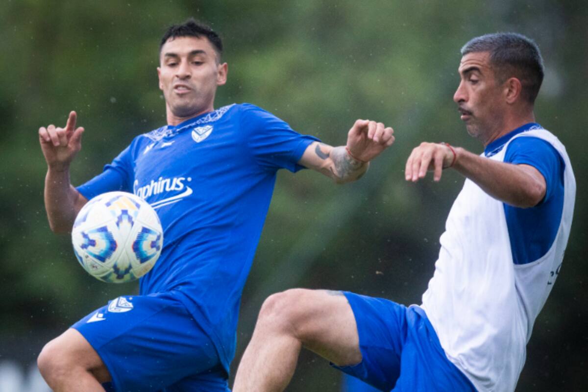 El volante chileno se quedó sin técnico en Vélez. (Foto: @Velez)