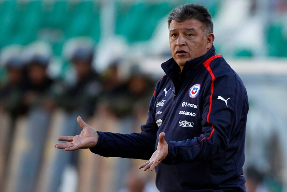 Claudio Borghi dirigiendo a La Roja. Foto: Aton.