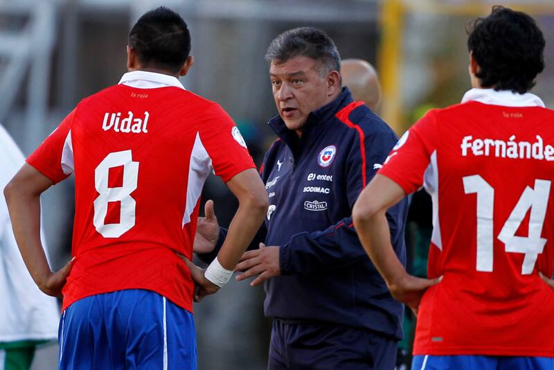 Claudio Borghi con Matías Fernández en la selección chilena (Foto: Aton)