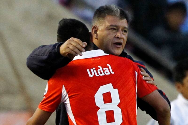 Claudio Borghi no está seguro de querer ver a Arturo Vidal en el fútbol chileno