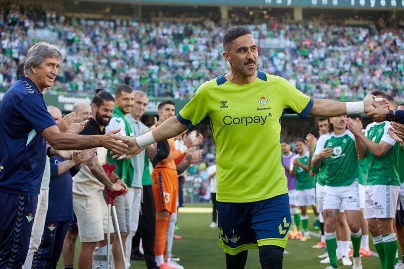 fue homenajeado por el Real Betis en la hora del adión. Foto: Betis.