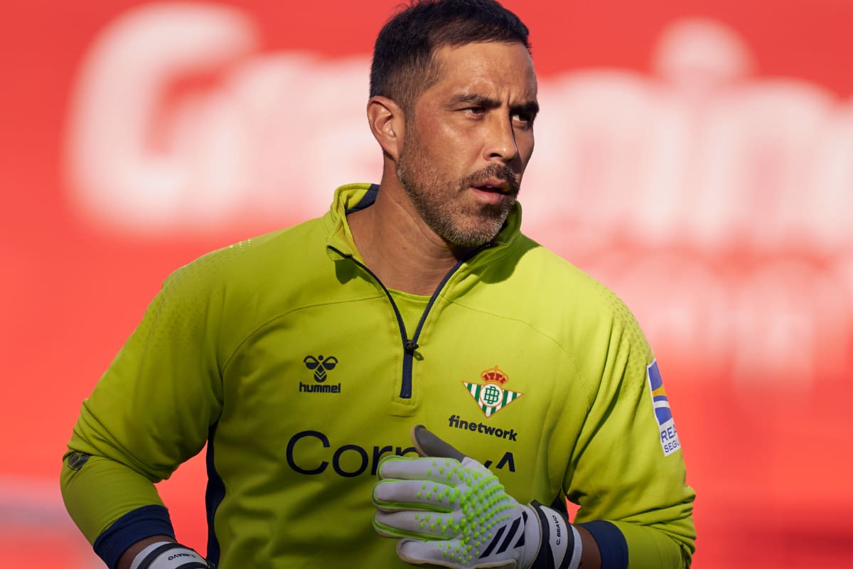Claudio Bravo está listo para regresar a las convocatoria del Betis. Créditos (Betis)