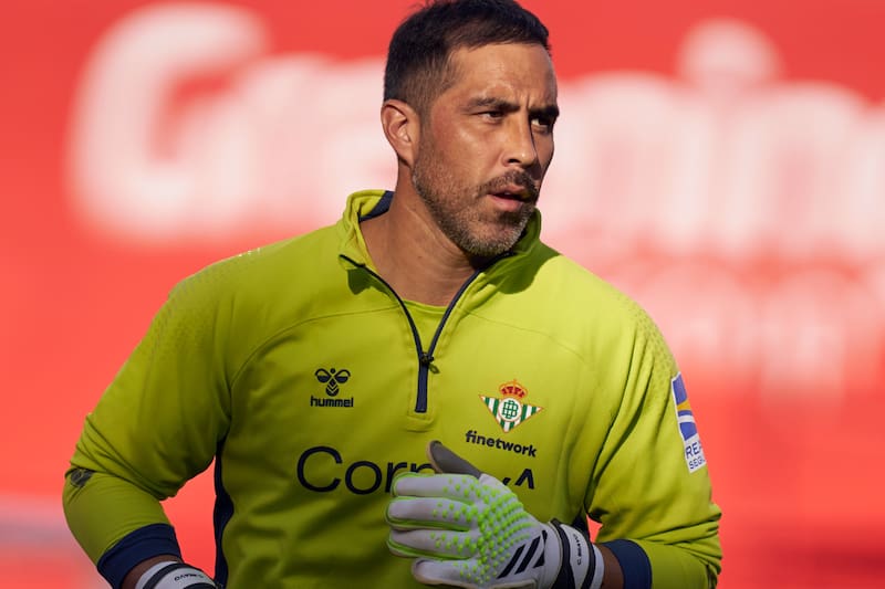 Claudio Bravo estuvo en el banco de suplentes en derrota del Betis en Conference League.