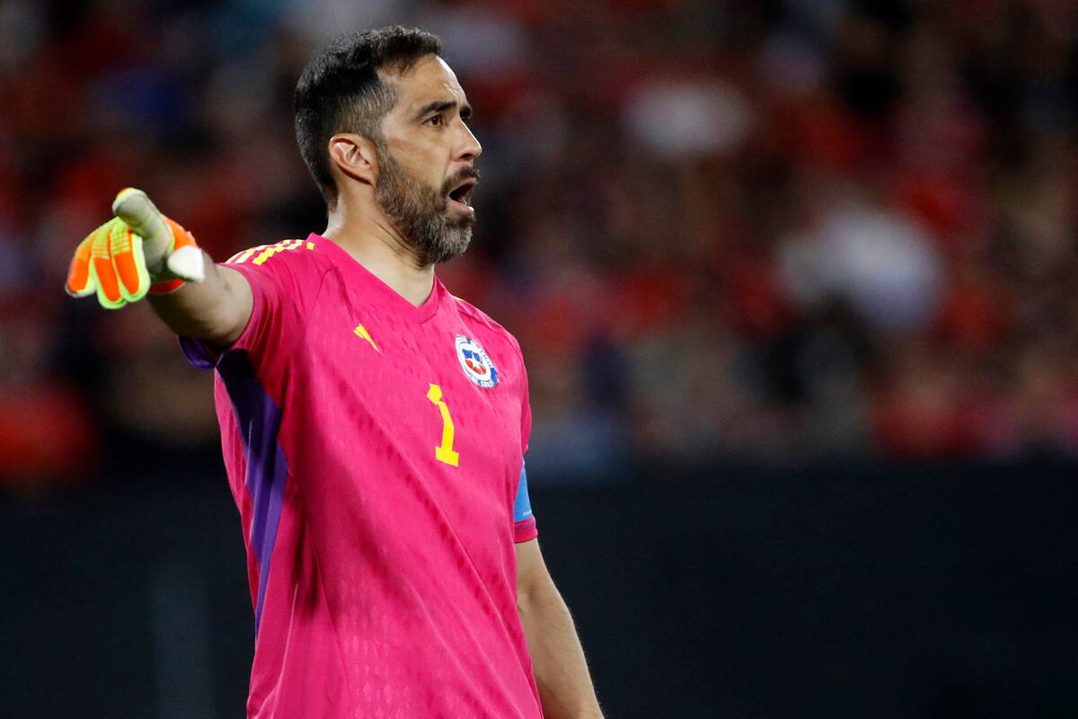 Claudio Bravo fue titular en el triunfo de La Roja ante Paraguay en el Monumental. Crédito: Agencia Aton.