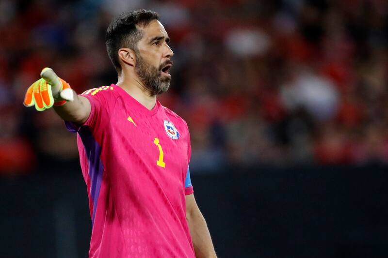 Claudio Bravo fue titular en el triunfo de La Roja ante Paraguay en el Monumental. Crédito: Agencia Aton.