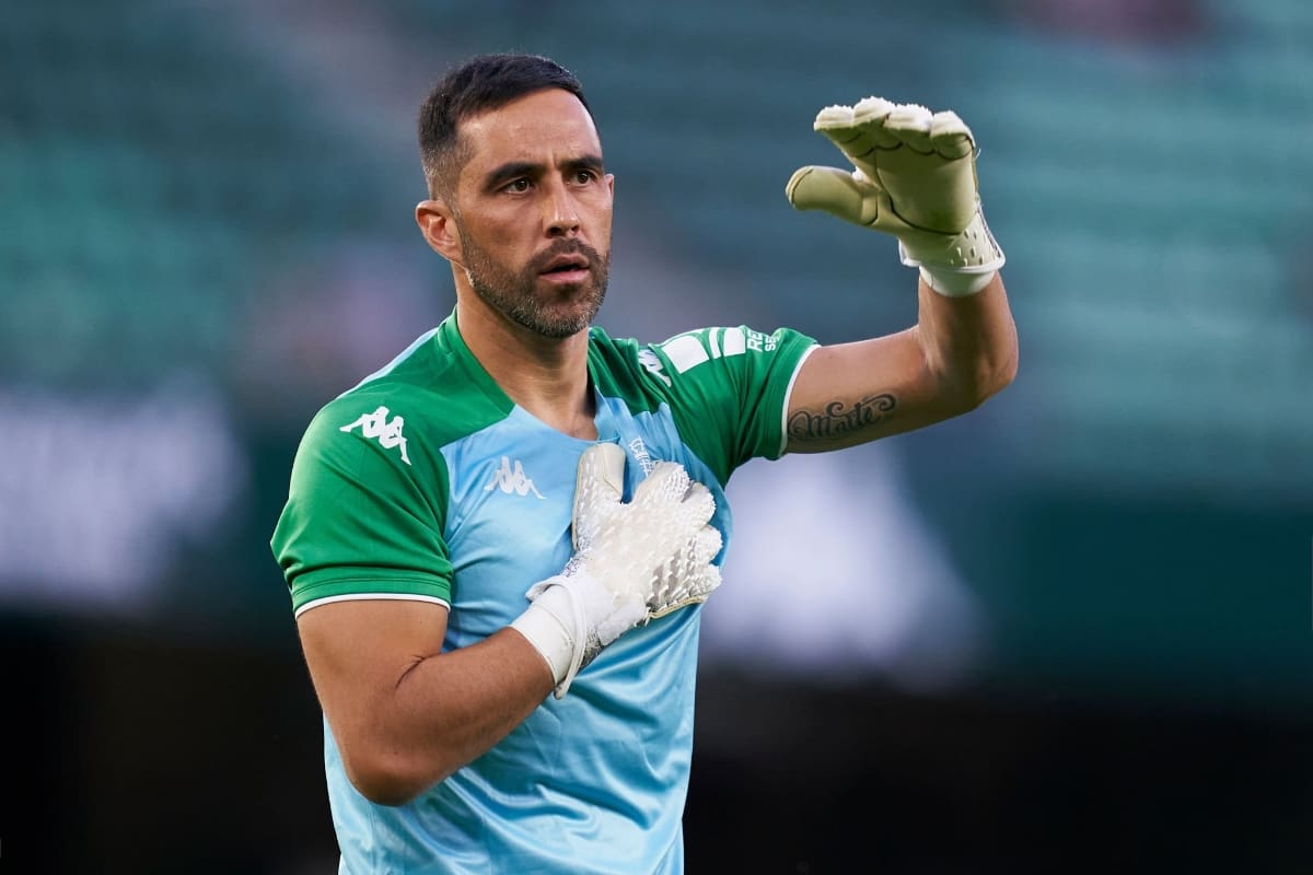 Claudio Bravo no tiene club desde su salida del Betis.