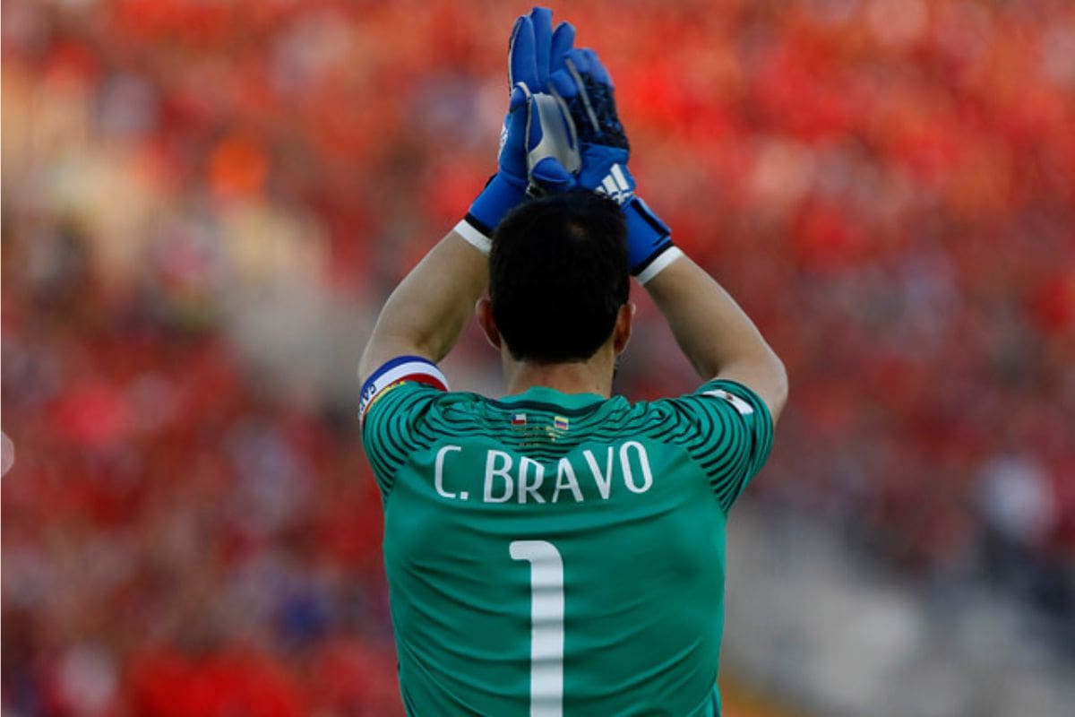 Claudio Bravo recordó cuando le tocó jugar en La Bombonera en 2004.