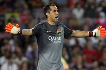 Dura competencia para Claudio Bravo: los otros arqueros de fama mundial que Barcelona tendría en carpeta