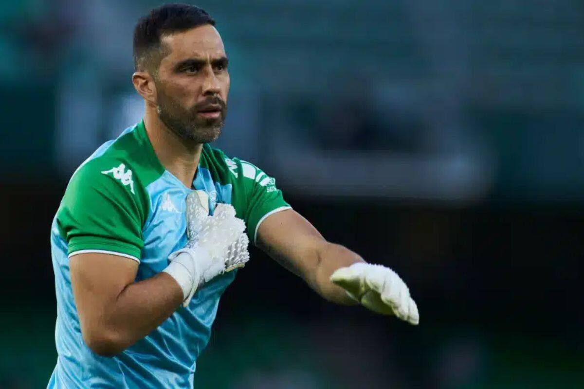 Si no hay sorpresas de último minuto, Claudio Bravo será convocado por el Betis por primera vez en 2024.