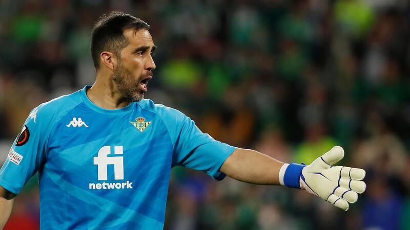 Claudio Bravo defendiendo el arco del Betis. Foto: La Liga.