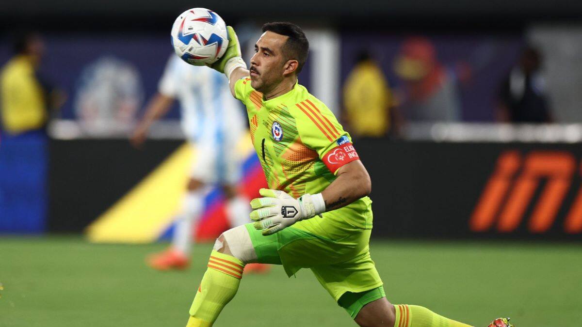 El reconocimiento del Kun Aguero a Claudio Bravo tras la derrota de Chile en Copa América