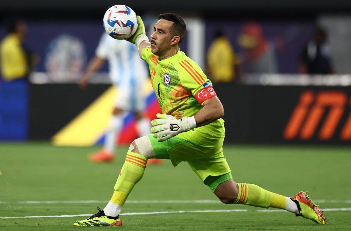 El reconocimiento del Kun Aguero a Claudio Bravo tras la derrota de Chile en Copa América