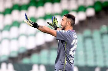 ¿Se empiezan a despedir de Claudio Bravo? El cambio radical que tomó el Betis en el arco